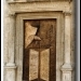 La porta in bronzo dell'ingresso  su Corso VI Aprile